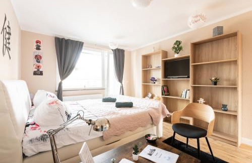 - Zen Haven Luxurious 3-Room Japanese-Themed Apartment with King-Size Beds, Balcony, Bamboo Accents, Entertainment Galore & Private Parking - Near Airport & Train Station - - Photo 9