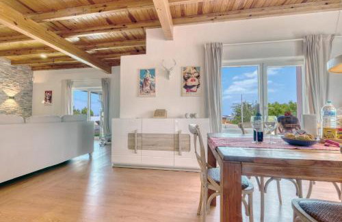 Chalet Emily Alpine Chic with Hot Tub and Ocean View By Lanzarote Vacation Homes - Foto 46