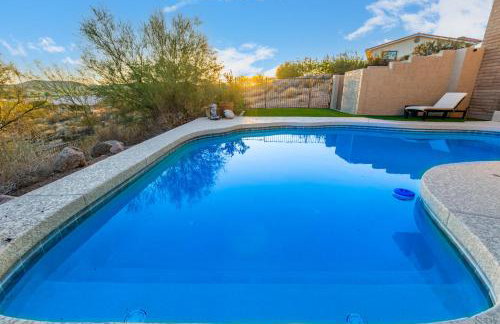 3BR Retreat with Heated Pool, BBQ and Mountain Views - Foto 12