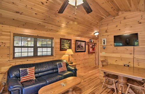Cozy Anchors Away Cabin Hideaway with Fire Pit! - Foto 1