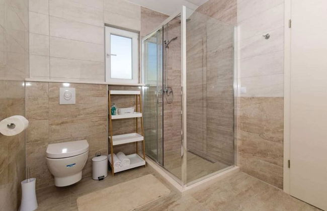 Peaceful Escape With Mountain Views, Heated Pool and Modern Amenities in Radošić - Foto 16