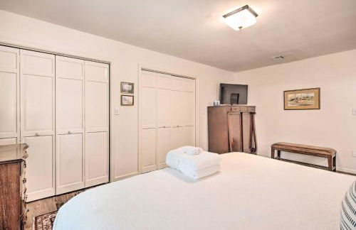 Deck with Fireplace Pet-Friendly Lake Lure Retreat - Foto 13