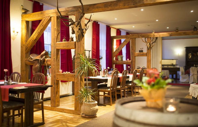 Courtyard View - Manor by the Lake - Photo 20