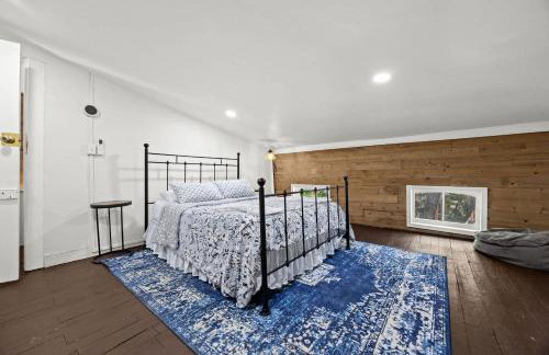 Elegant Manor w Private Yard & Modern Amenities - Foto 46