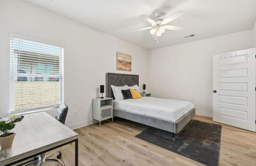 Chic 2BR2BA Home Great Location - Photo 11