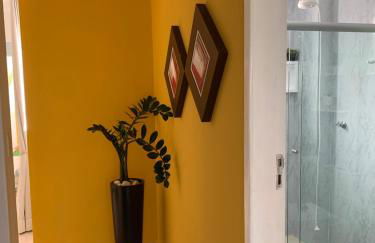 Sacada com ar, rede, pôr do sol, lareira e cinema no Candeias - Foto 28