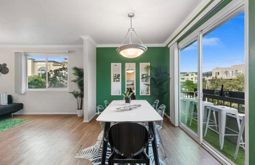 Beverly Hills Glamour Oasis 2 BR Apt with Parking 304 - Photo 25