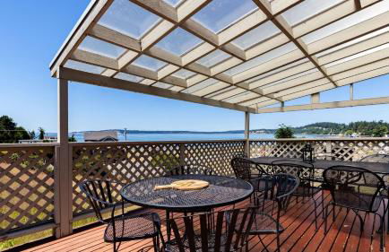 Private Beach Access + Water Views! Sleeps 18, Historic 6bdr Farmhouse w/ Deck - Foto 4