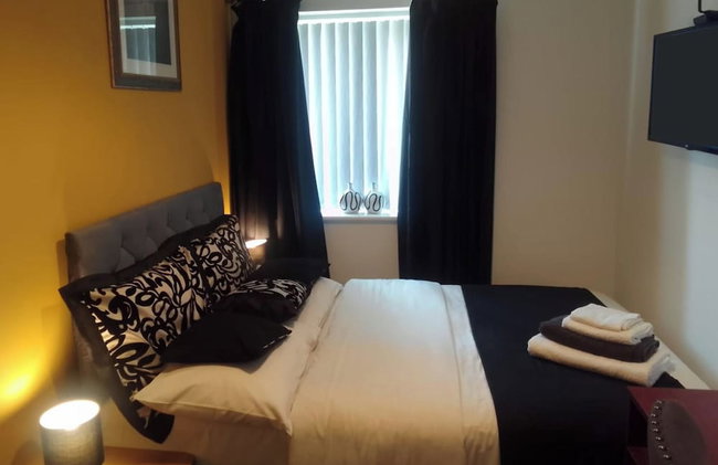 Bright 4 Bedroom Home in Walsall, Free Parking and for EVs - Foto 14