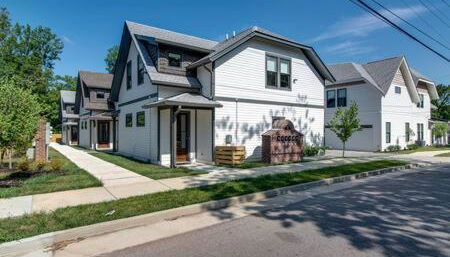 Charming East Nash Retreat, Walk to Dining Faves, Cozy Den, Workspace and Smart TVs, Plush Velvet Sofa, Full Kitchen & Garage, Near Mas Tacos & Five Points, 10 Min to Broadway, 24 Hr Hospitality - Foto 5