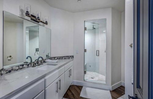 Cozy mountain home w riverfront patio - Foto 75