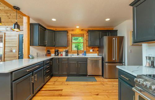 Whiskey Hills - Newly Remodeled Luxury Cabin with Hot Tub, Incredible Views close to Asheville, walk to Hatley Pointe & Ski! - Foto 19