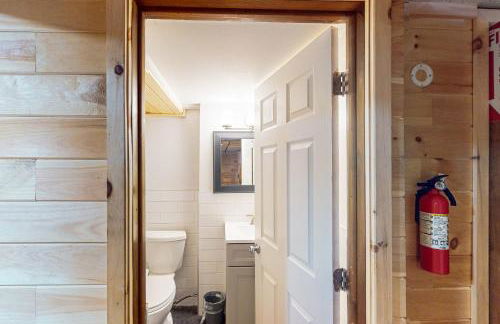 Hot Tub, Dock, Pool Table! Lakefront Poconos Haven - Foto 23