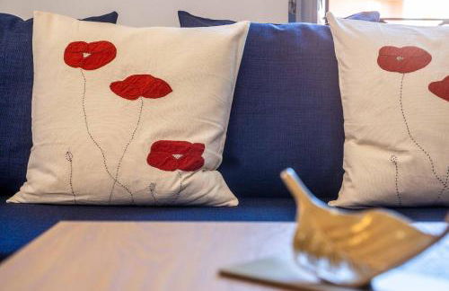 BrightHouse with Warm and Friendly Vibes - Photo 11