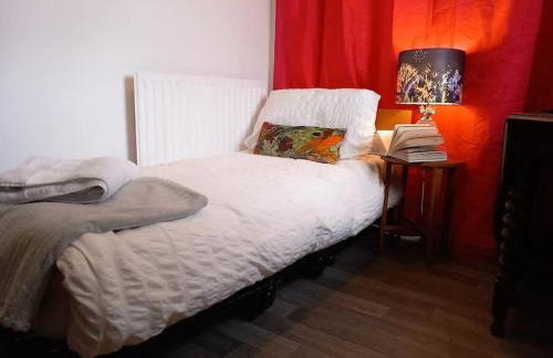 Peaceful Home from Home - Spacious 3 Bedroom House Accommodating 7 - Ideal for Families and Workers - Foto 7