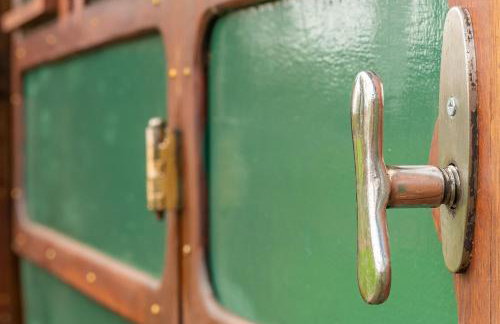 The Railway Carriage - Photo 27