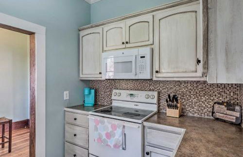 Lake Charles Cottage with Fireplace and Yard! - Foto 11