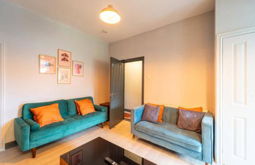 4 Bedroom Stylish House in Redditch - Free Parking - Photo 10