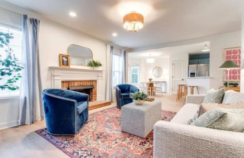 Stylish New 3BR 2.5BA Fire Pit Fence yard - Foto 1