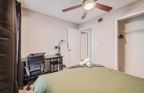 Chic 2B Getaway - 10min to DTWN - W/D, Pool, Prkg - Foto 11