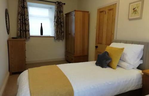 The Beautiful Bobbin - Premium Cottage with views, local walks, wood burner & pubs - Photo 34