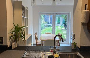 3-bedroom family home with large garden and free parking - Foto 2