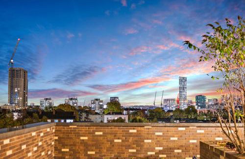 Modern 3-Bed Penthouse with Terrace & Gym, Near Canary Wharf, Weekly deals - Foto 49