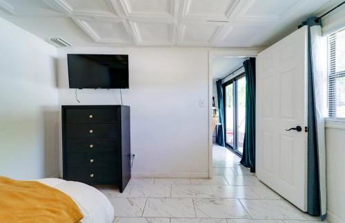 Lounge Area Office Fenced Yard Near It All - Photo 19