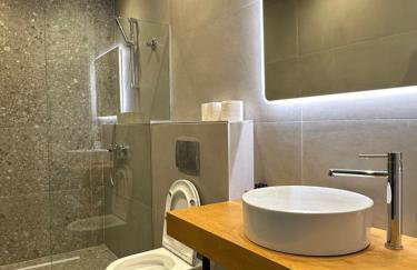 On the Edge - Suites & Apartments - Photo 15