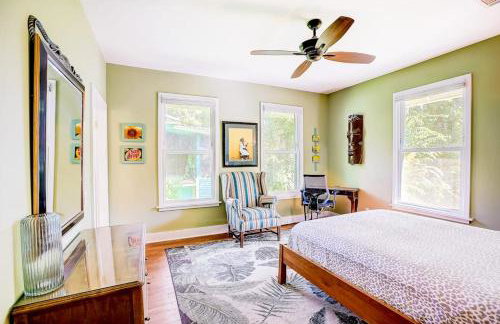 Quiet central home with enclosed yard, deck, grill, central AC, washer and dryer - Foto 24