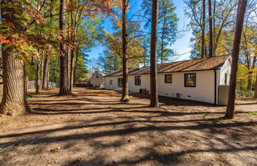 Perfect cute home in Garner with firepit & king bed - Foto 36