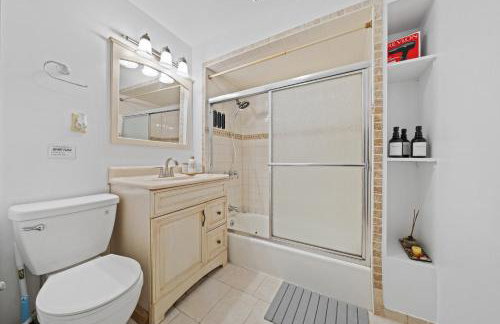 Welcoming Apartment - 10 min Light Rail Access - Foto 18