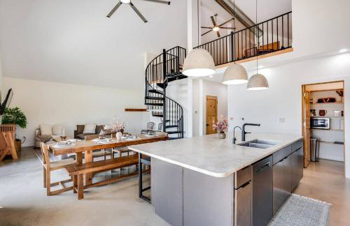 Modern Cabin Near Cheney Lake W Pool and Hot Tub - Foto 3