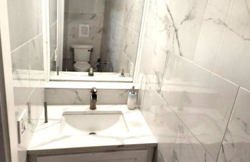 Tranquil Riverfront Retreat - Foto 25