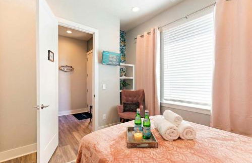 Private Home with Rooftop Game Room near Downtown - Foto 43