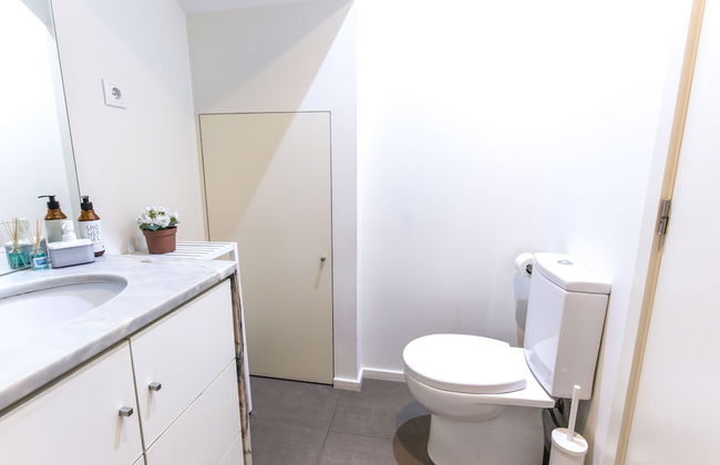 Bright 3BR Flat w/ AC in City Center by LovelyStay - Photo 79