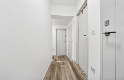 Modern & Cozy Private Double Room - Shared House by AltoLuxo Short Lets & Serviced Accommodation with Free WiFi & Parking - Foto 16