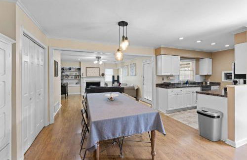 Modern Memphis Retreat - Sleeps 7 - Fireplace - Foto 18