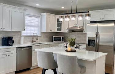 AMAZING Home with PRIVATE POOL, GAME ROOM & FIRE PIT! - Foto 6