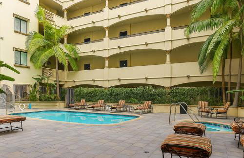 Holiday in LA- Koreatown Retreat with Free Parking, Pool and Sauna - Photo 10