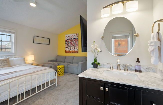 Pine Street Loft –Just steps from Old Town Square! - Photo 3