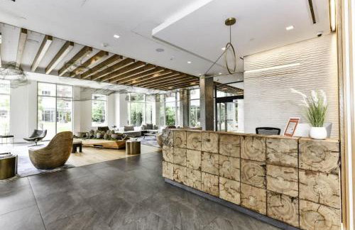 Urban 2BR Oasis with Scenic Rooftop and Gym - Foto 31