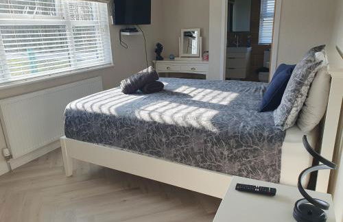 Routh 2-Bed Luxury Lodge Hot Tub & Lake View - Foto 3