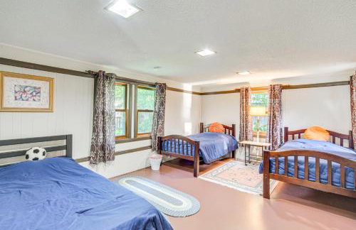 Lakefront Family Retreat with Private Dock! - Foto 24