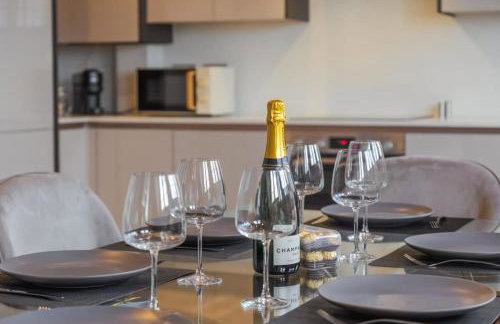 Spacious Luxury Penthouse, 2BR, Private Parking - By Tempstay - Photo 11