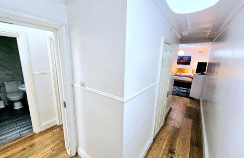 Spacious & Cosy 2 Bedroom Home plus 2 Sofa-beds with Private Entrance and Back Patio, 3 min walk to Earl's Court Station - Photo 33