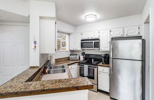 Tranquil Condo Walk to Beach - Foto 7