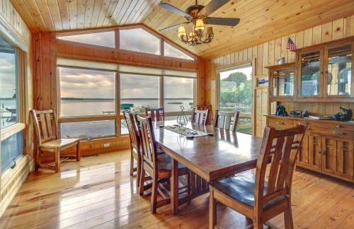 Lakefront Isle Escape with Dock and Fire Pit! - Foto 2