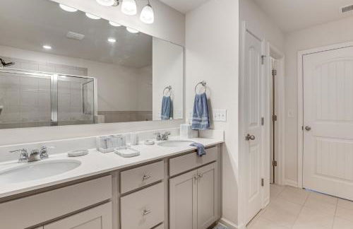 Near ATL! Spacious Townhome with Patio and WFH Setup - Foto 16