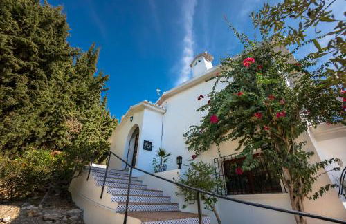 Private Heated Pool, Jacuzzi & 1225m2 garden in Villa Cipreses - Photo 29